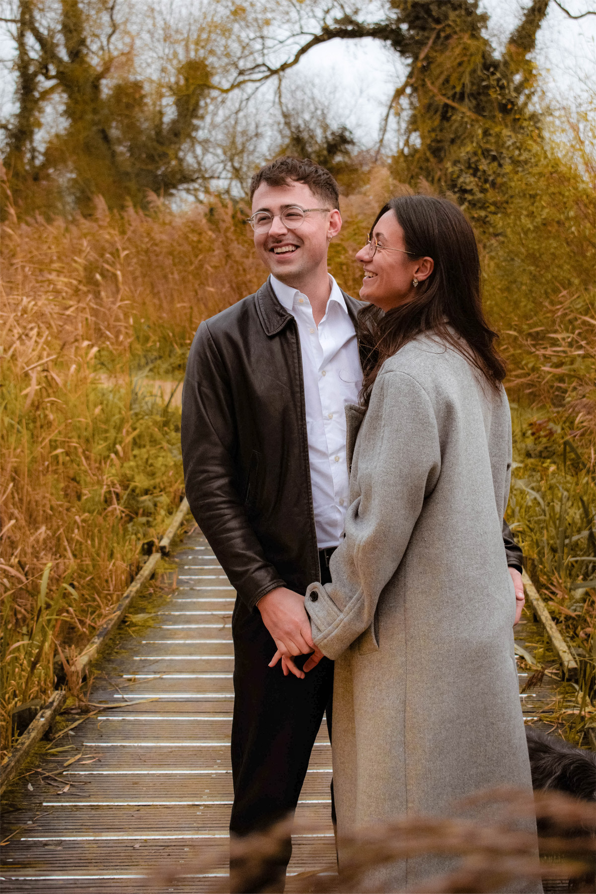 Alex et Louise de pieds
